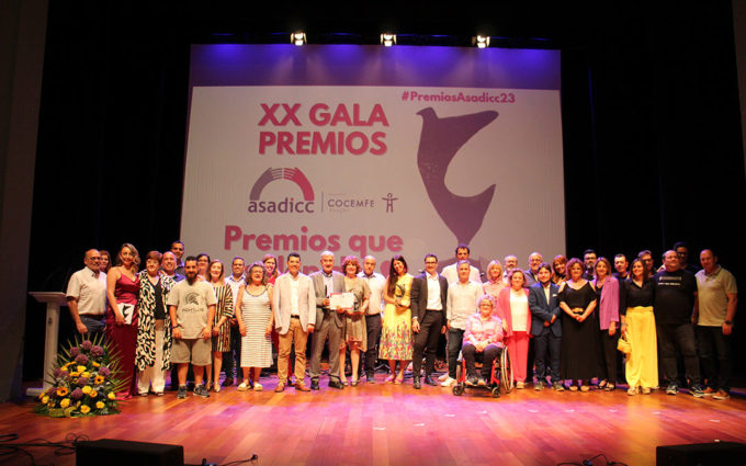 Foto final de familia de la XXI Gala de Premios ASADICC con autoridades, participantes, voluntariado y premiados. / B. Severino