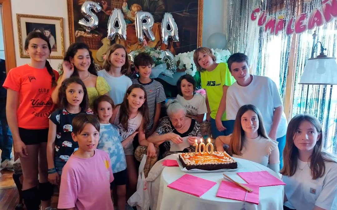 Sara Cebrián celebró su 100º cumpleaños rodeada de sus hijos, nietos y bisnietos./ Familia Murria-Cebrián