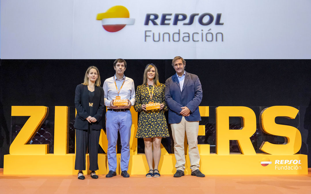 Las docentes responsables de los proyectos ganadores,  Rafael Pérez (La Inmaculada de Alcañiz) y Rocío Latorre (Santa Ana de Calatayud) recogieron los galardones en representación de sus centros./ Fundación Repsol