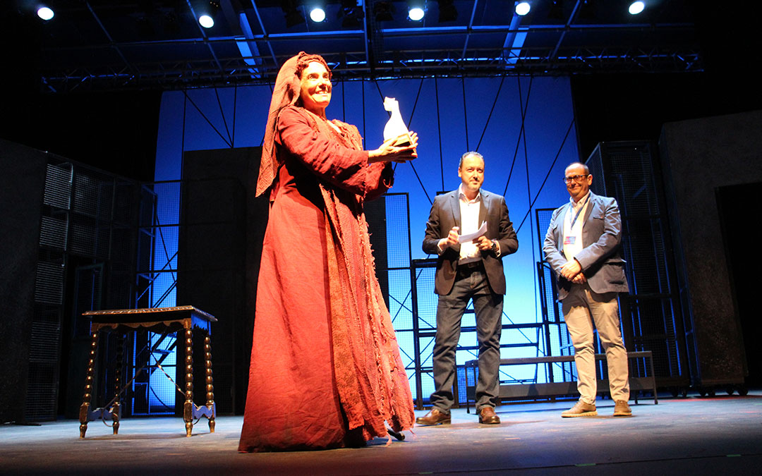 Anabel Alonso, Premio Trovador 2023, obra del escultor alcañizano José Miguel Abril. / B. Severino