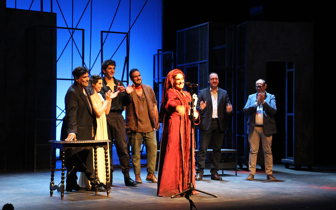 Anabel Alonso recogió el Premio Trovador 2023 rodeada del reparto de 'La Celestina', junto al concejal de Cultura, Javier Climent, y el técnico David Arrufat. / B. Severino