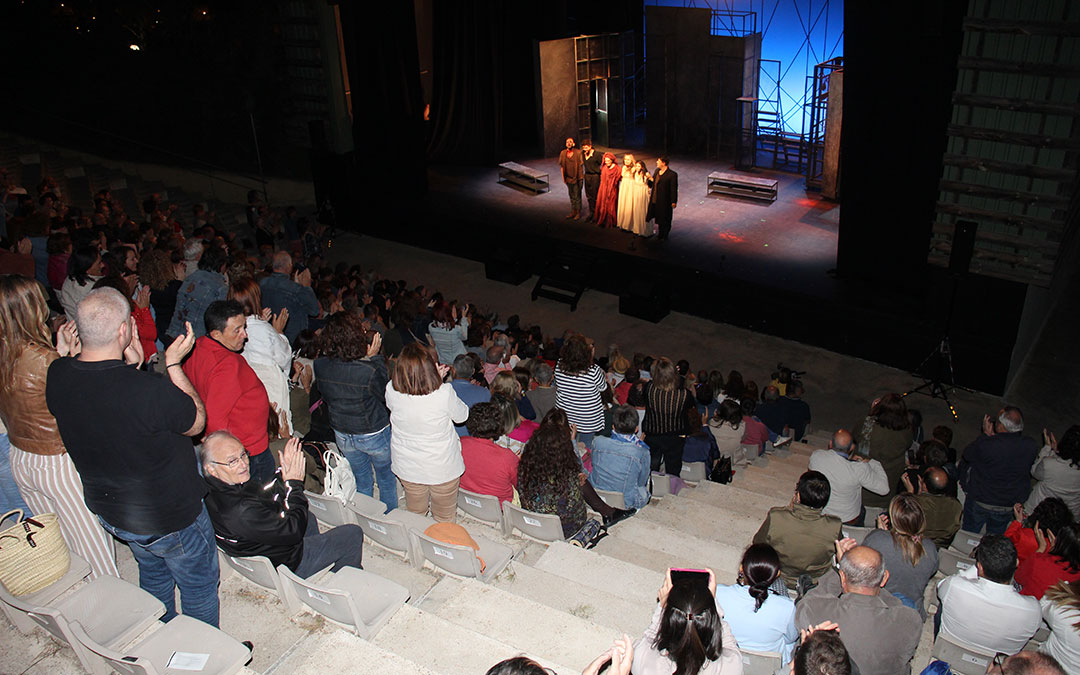El público en pie en Pui Pinos para aplaudir al elenco de 'La Celestina' en la primera noche del XXX Festival del Castillo de Alcañiz. / B. Severino