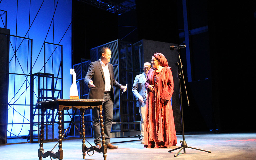 Anabel Alonso y Javier Climent, nuevo concejal de Cultura, "negocian" cómo hacer la entrega ante la mirada del técnico David Arrufat. / B. Severino