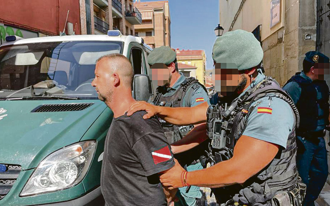Uno de los detenidos por la reyerta que acabó con un muerto en el entorno de Castellote y Mas de las Matas, saliendo de declarar del juzgado de Alcañiz. / María Celiméndiz