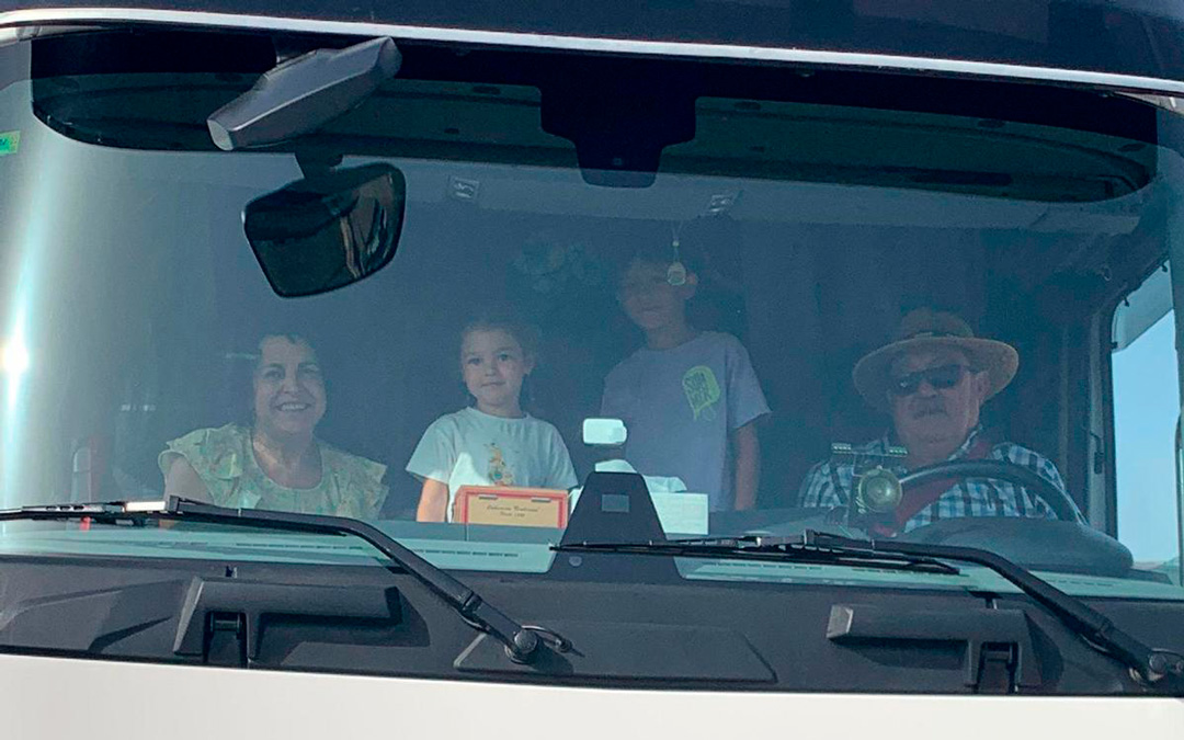 Andrés Martín en su camión acompañado de su familia./ Álbum familiar