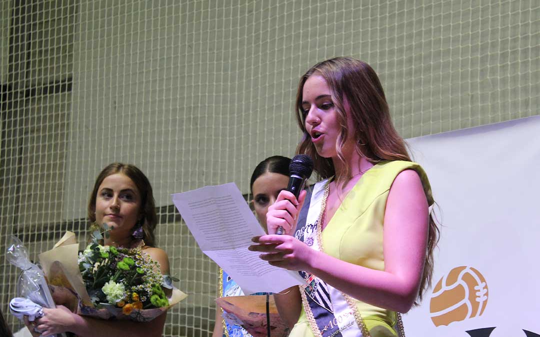 Aroa Andreu, nueva Reina del Alcañiz C.F., durante su discurso inaugural / Eduard Peralta