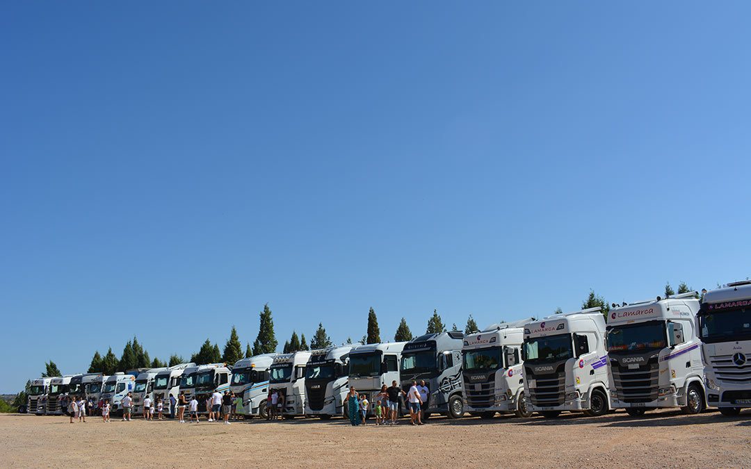 Fila de camiones concentrados en Pueyos./I.M.