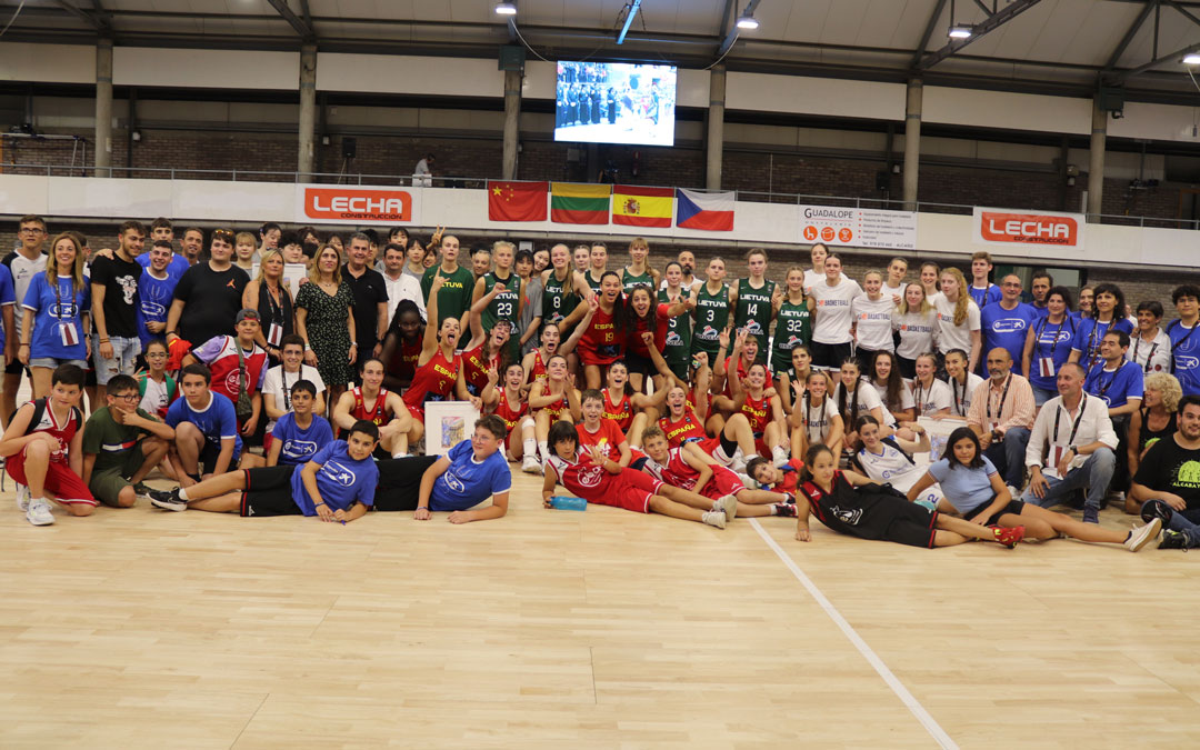 Las cuatro selecciones han terminado el torneo mostrando su compañerismo y arropadas por la Escuela de Baloncesto de Alcañiz. /N.A.