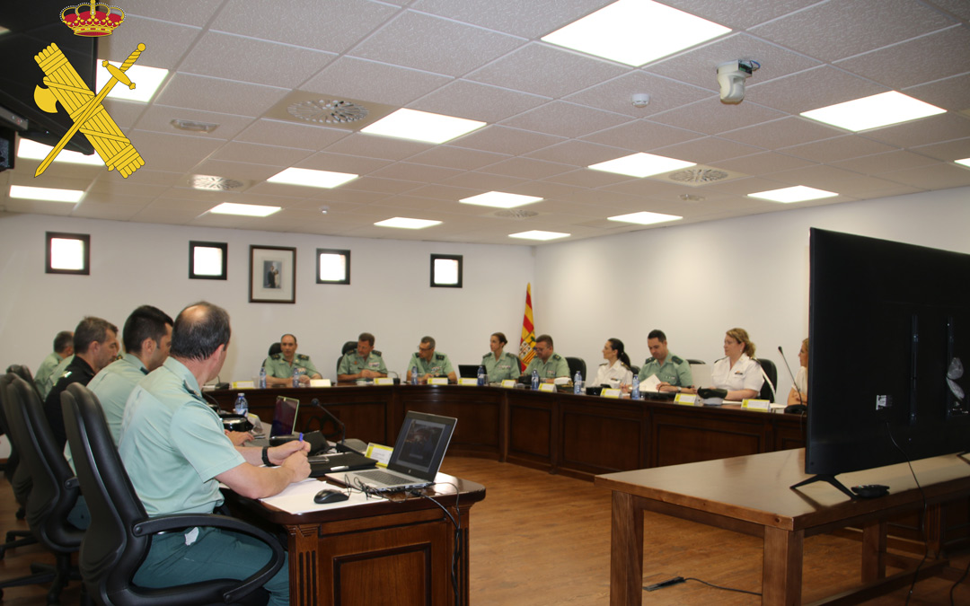 Los jefes de la Guardia Civil en Aragón en la sede de la Comarca del Matarraña. /L.C.