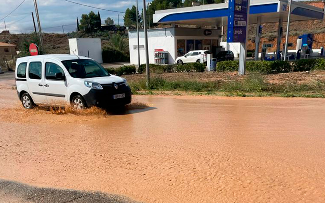 La travesía de la N-232 en Híjar inundada, a la altura de la gasolinera./ Jesús Puyol