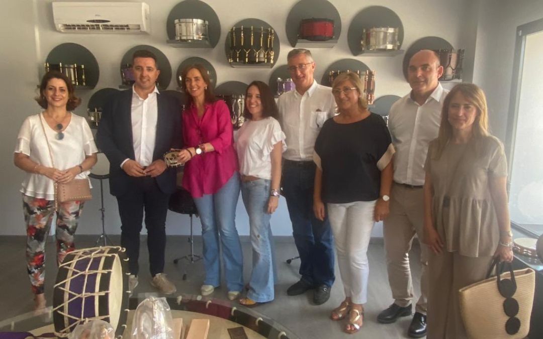 La vicesecretaria Carmen Fúnez también realizó una visita a la empresa Tambores Plana Conesa de Calanda./ PP