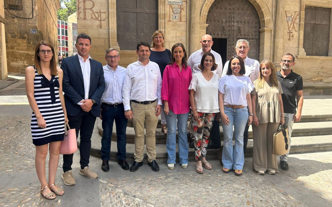 La vicesecretaria de Políticas Sociales y Reto Demográfico del Partido Popular, Carmen Fúnez, junto al presidente del PP turolense, Joaquín Juste; el alcalde de Alcañiz, Miguel Ángel Estevan; el número uno de la lista al Congreso de los Diputados, Alberto Herrero, y demás candidatos a las elecciones generales./ C.O.