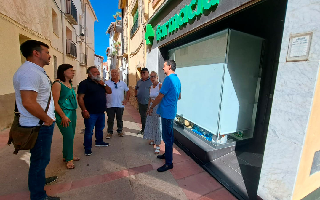 Los candidatos turolenses al 23-J mostraron durante su visita a varios municipios de Andorra-Sierra de Arcos su apuesta por la farmacia rural como establecimiento básico./ PSOE