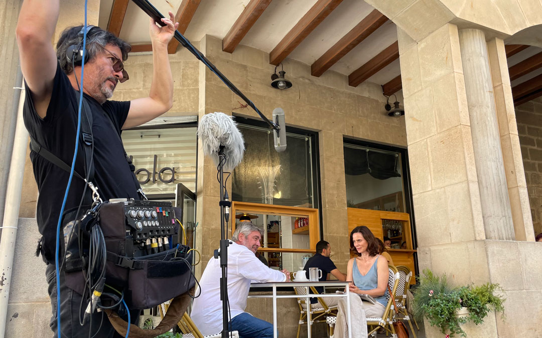 Los actores Aitana Sánchez-Gijón y Pere Arquillué ruedan una escena de la película 'Tierra Baja' en la terraza del bar Lalola de Alcañiz./ María Celiméndiz