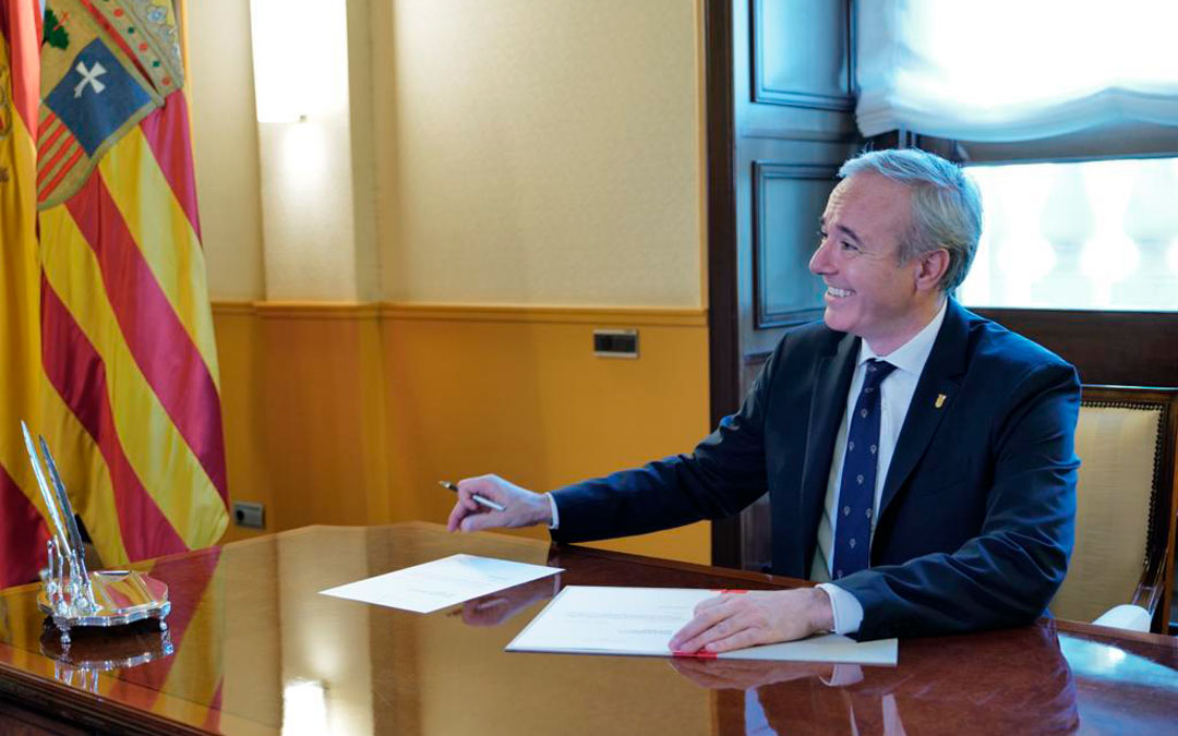 Jorge Azcón, firmando los ceses de los miembros del anterior Gobierno momento antes de la toma de posesión./ PP Aragón