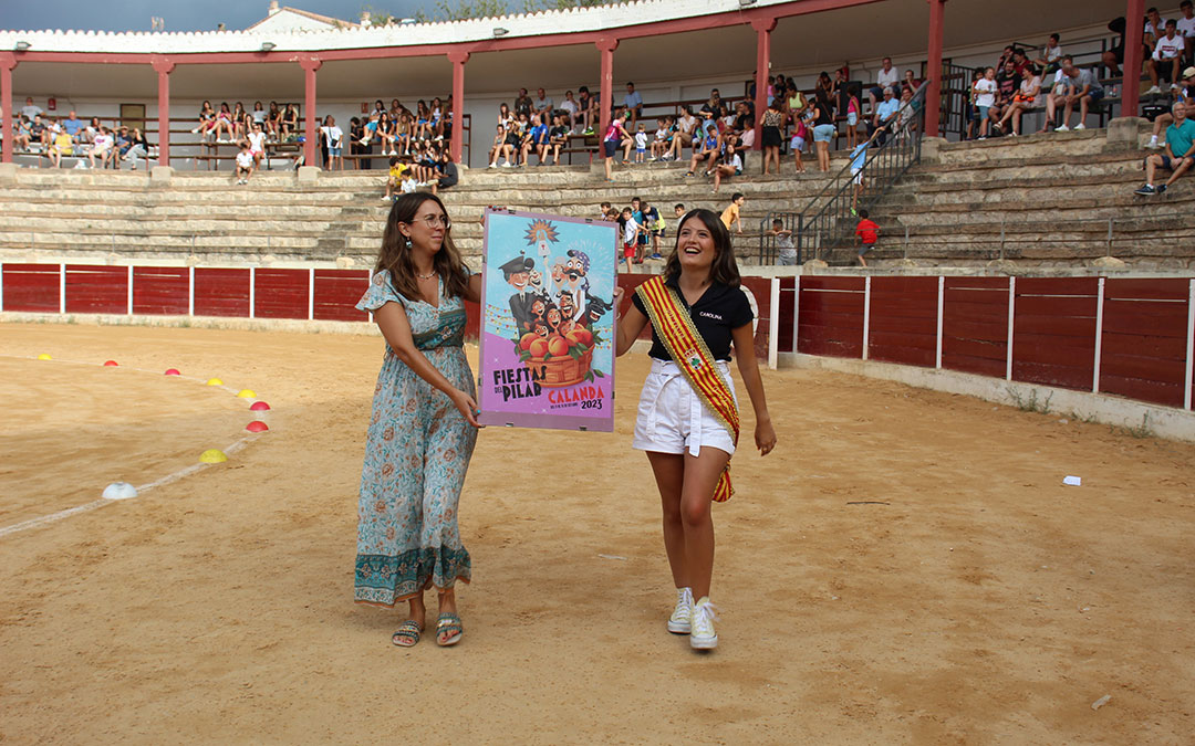 La concejal de Fiestas, Isabel Lamiel; y la Reina de Fiestas, Carolina Gasión, durante la presentación del cartel en 2023. / B. Severino