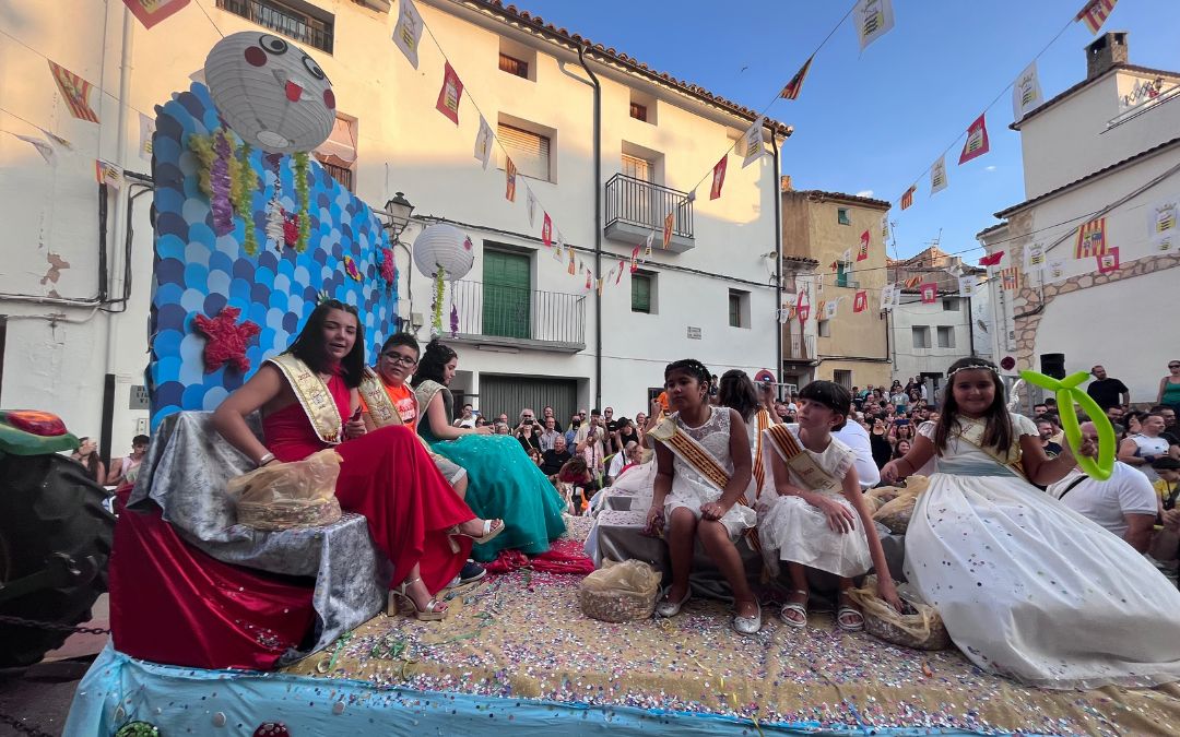 Las majas de Ariño también protagonizaron el desfile./ C.O.