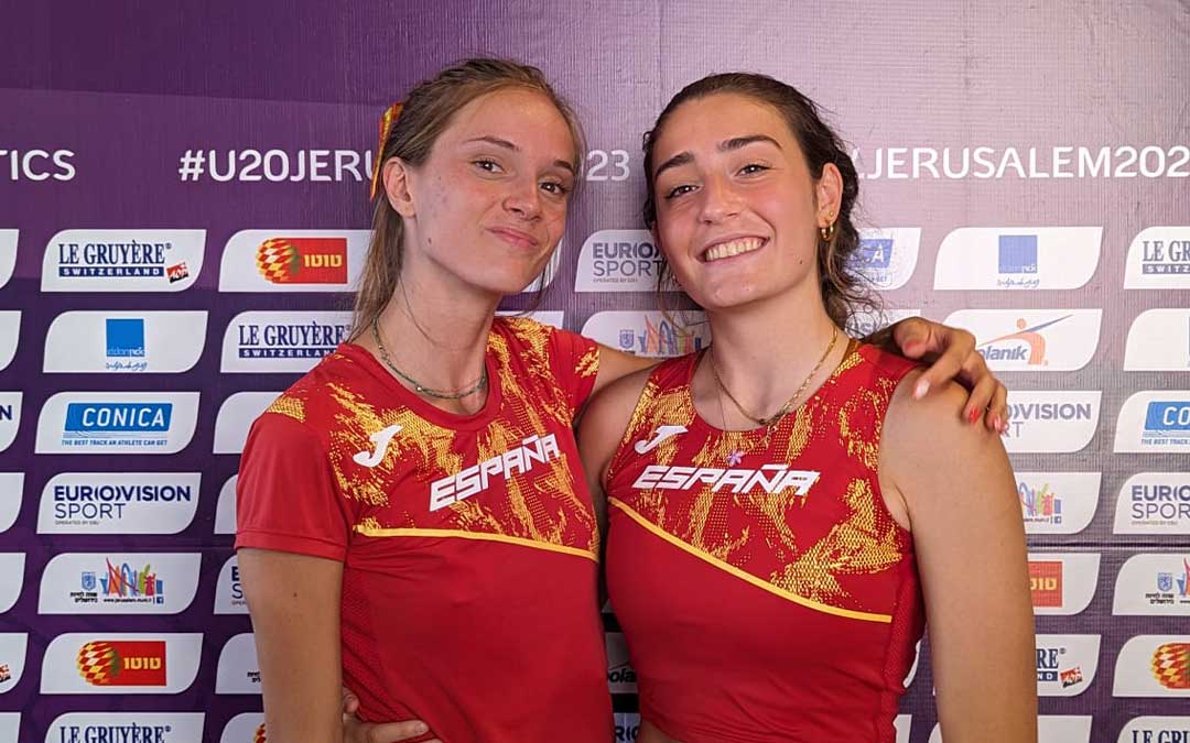 Celia Rifaterra, a la izquierda, junto a una compañera de selección esta semana en el europeo sub-20 de Jerusalén. / Deporte Alcorisa