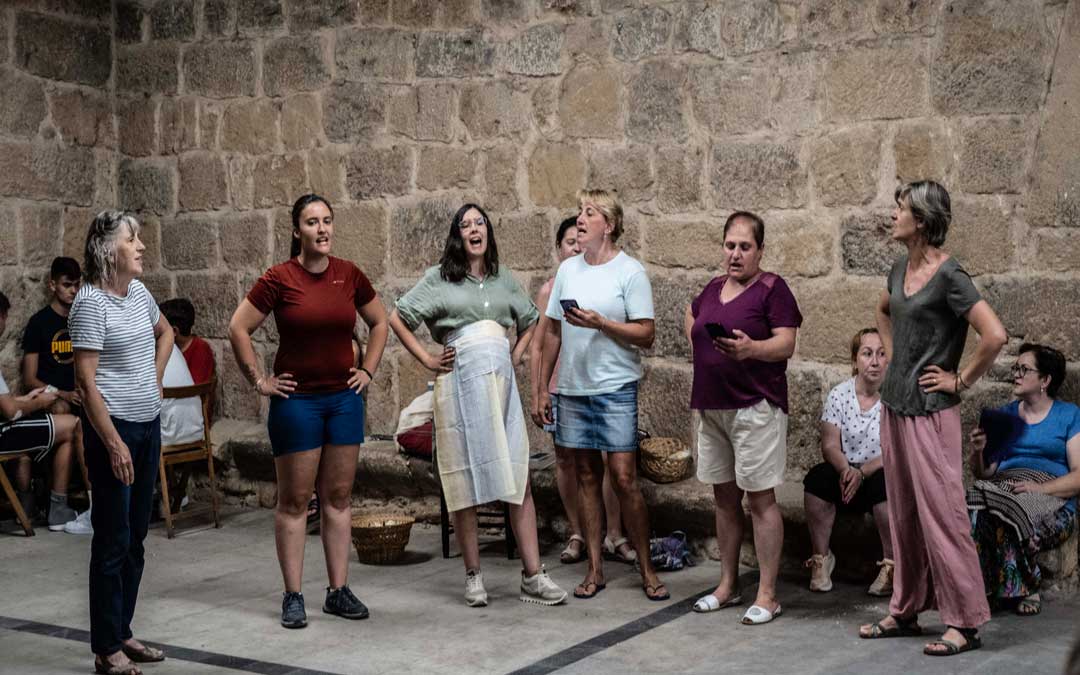 Medio centenar de vecinos ha estado ensayando durante el último mes para llevar a cabo la representación./ Xavier Bertal