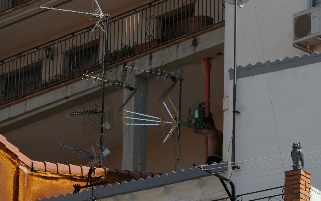 Un operario trabajando en las labores de desescombro de la terraza derrumbada en una casa de la plaza del Deán./ Marina Monreal
