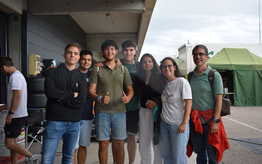 Rodrigo Mor y su grupo de amigos en Motorland este sábado./I.M.