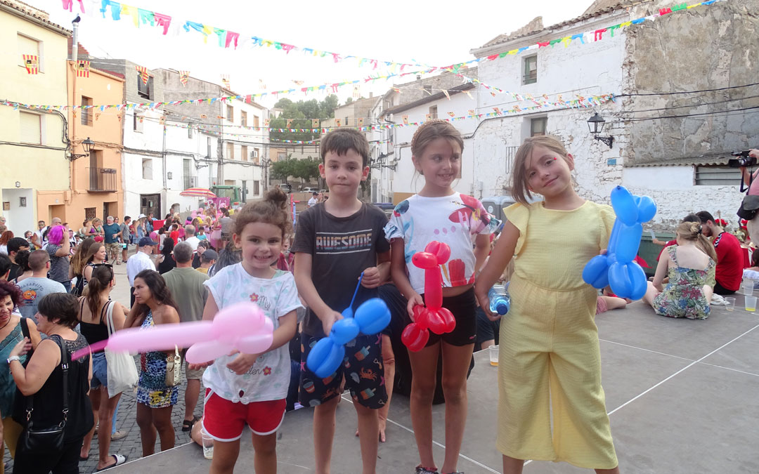 Los pequeños disfrutando junto a sus amigos del desfile. / Alba Zurita