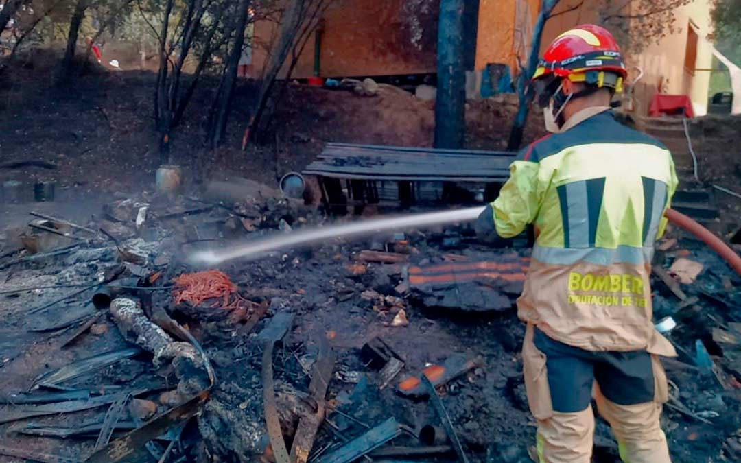 Labores de extinción del fuego en Monroyo./DPT