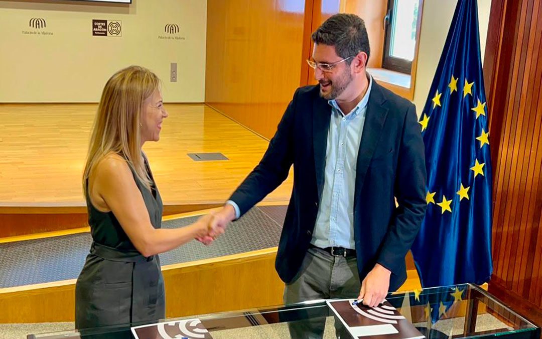 Ana Alós y Alejandro Nolasco firman el acuerdo de gobernabilidad que permitirá que Azcón sea presidente./ PP ARAGÓN
