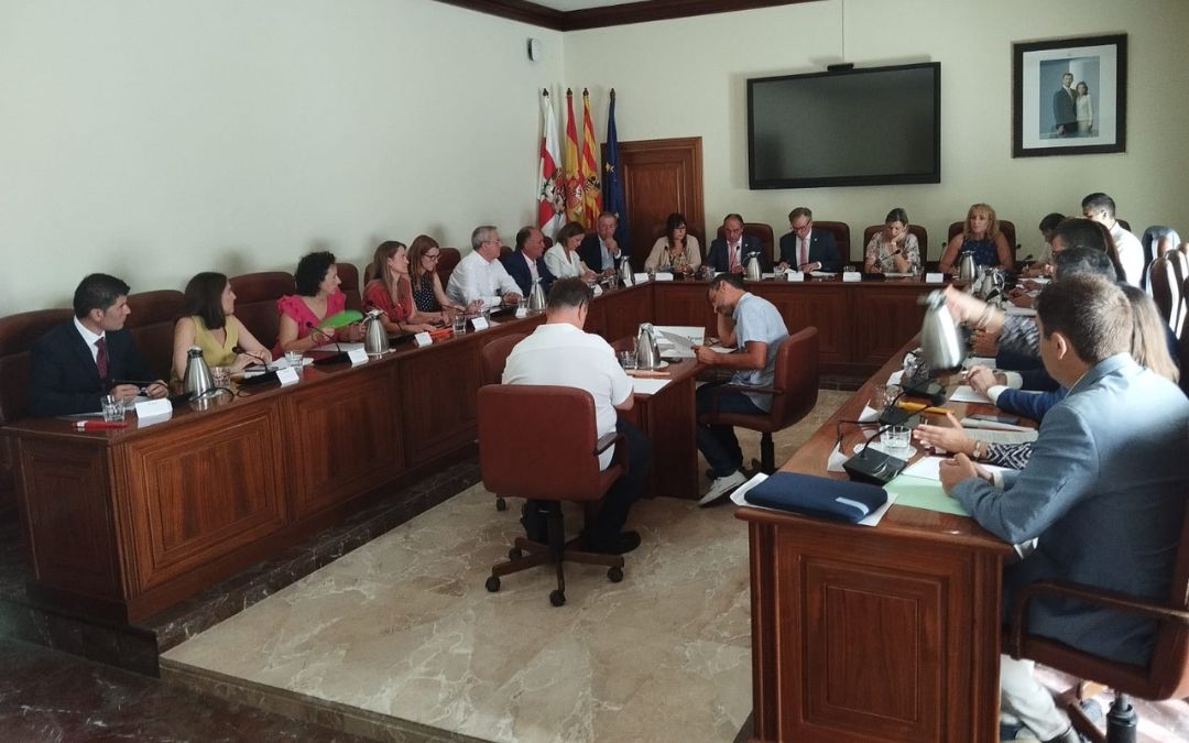 Imagen del pleno de la Diputación de Teruel celebrado este miércoles en el que se ha definido el nuevo organigrama para esta legislatura./ DPT