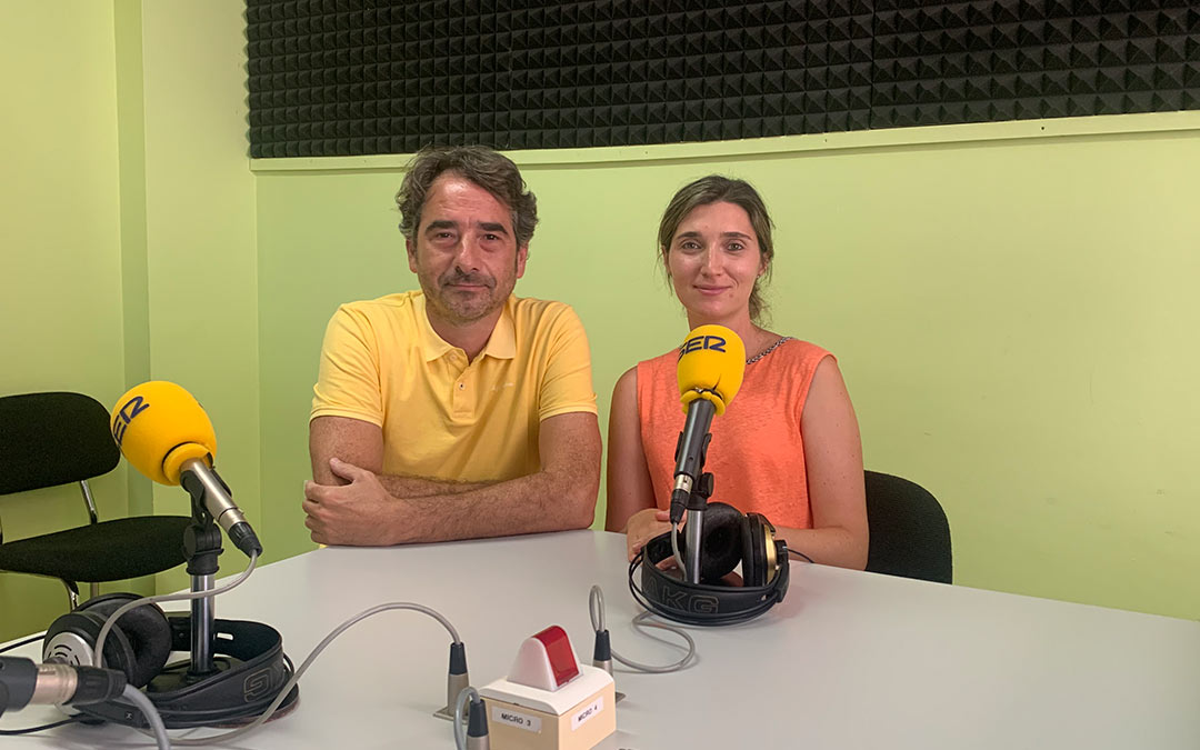 Miguel Guiu e Isabel Paules, médicos de atención primaria, en un nuevo episodio de Salud en Directo, de Radio Caspe./ P.S.