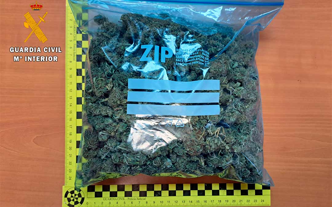 En total, el varón detenido llevaba más de 400 gramos en sustancias estupefacientes./ Guardia Civil