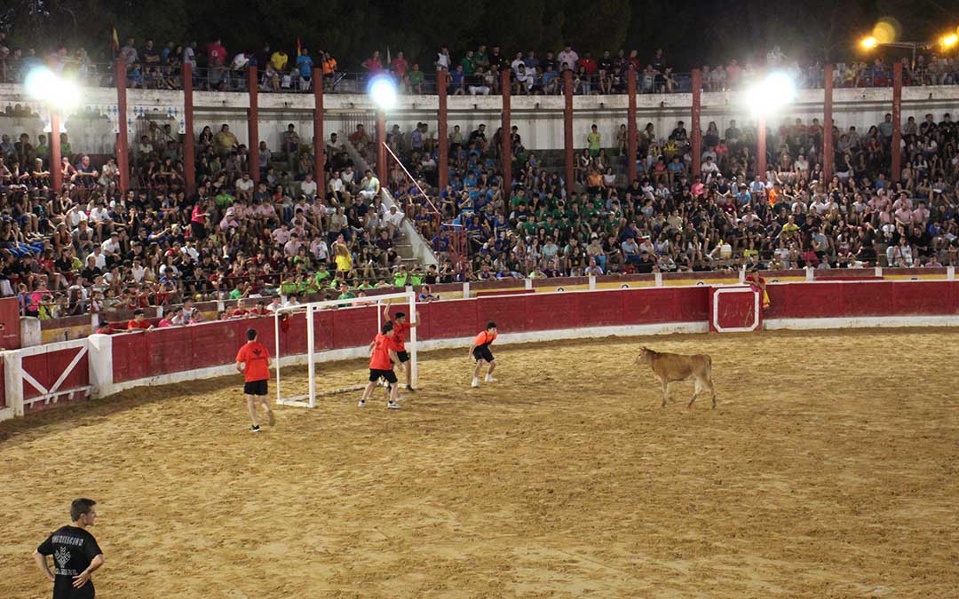 Lleno en la plaza de toros para el fútbol vaca. / B. Severino