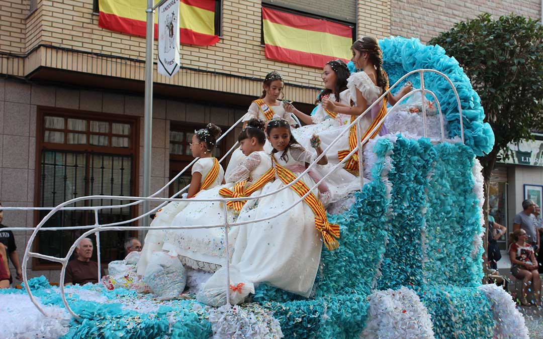 Desfile de carrozas en las fiestas de Andorra. / B. Severino