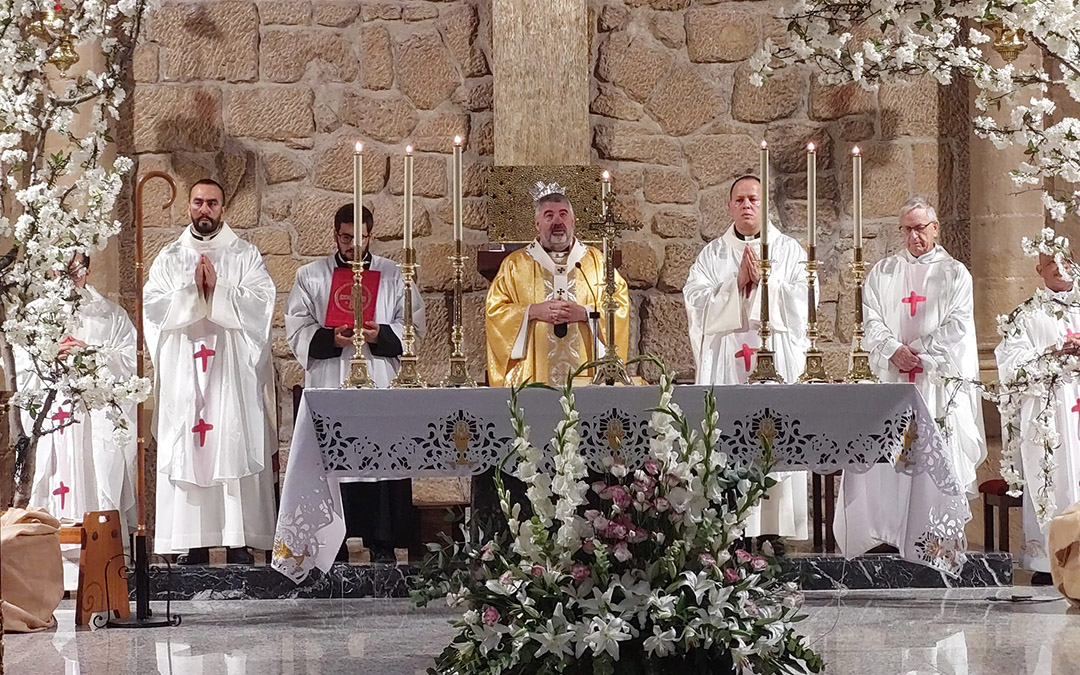 El arzobispo de Zaragoza, Carlos Escribano, ha concelebrado la solemne misa junto al párroco y varios sacerdotes./ J.L.