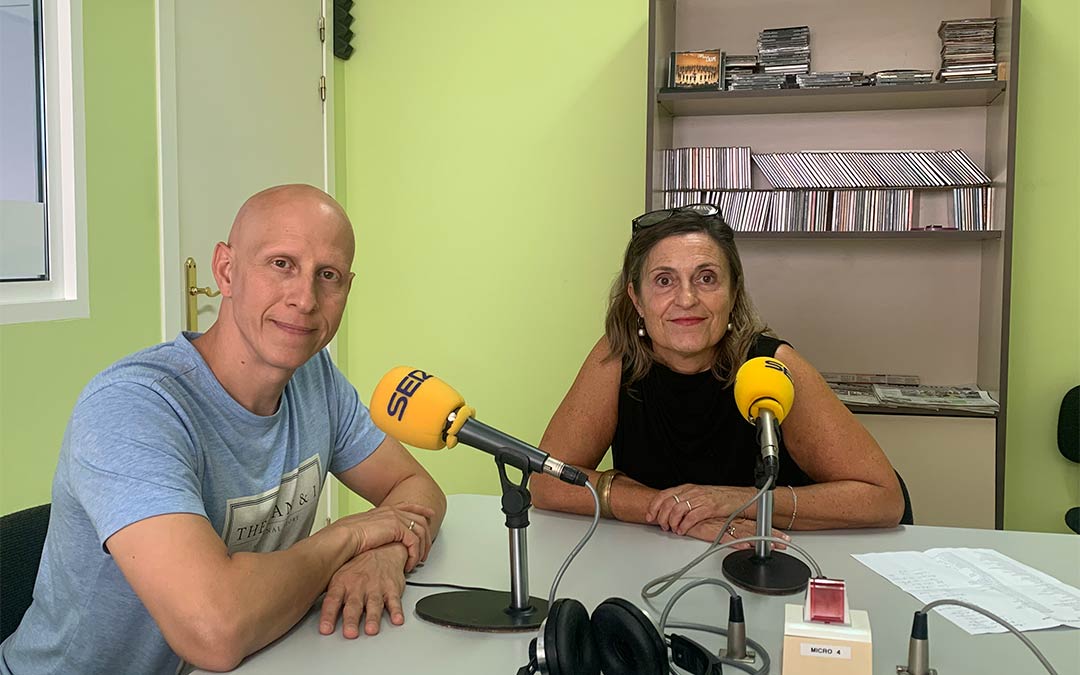 Cristina Bret, de APEC, y Víctor Callao, del Club de Montaña Zalagarda, en Radio Caspe. / P.S.