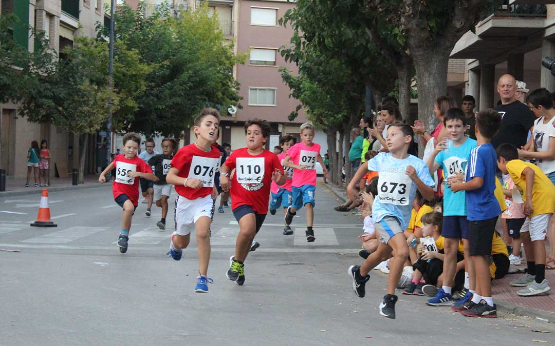 Disputa de las carreras de la milla solidaria de fiestas de Alcañiz organizada por 'Los Molondros'. / E.P.