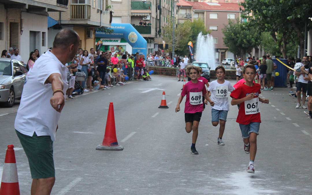 Disputa de las carreras de la milla solidaria de fiestas de Alcañiz organizada por 'Los Molondros'. / E.P.