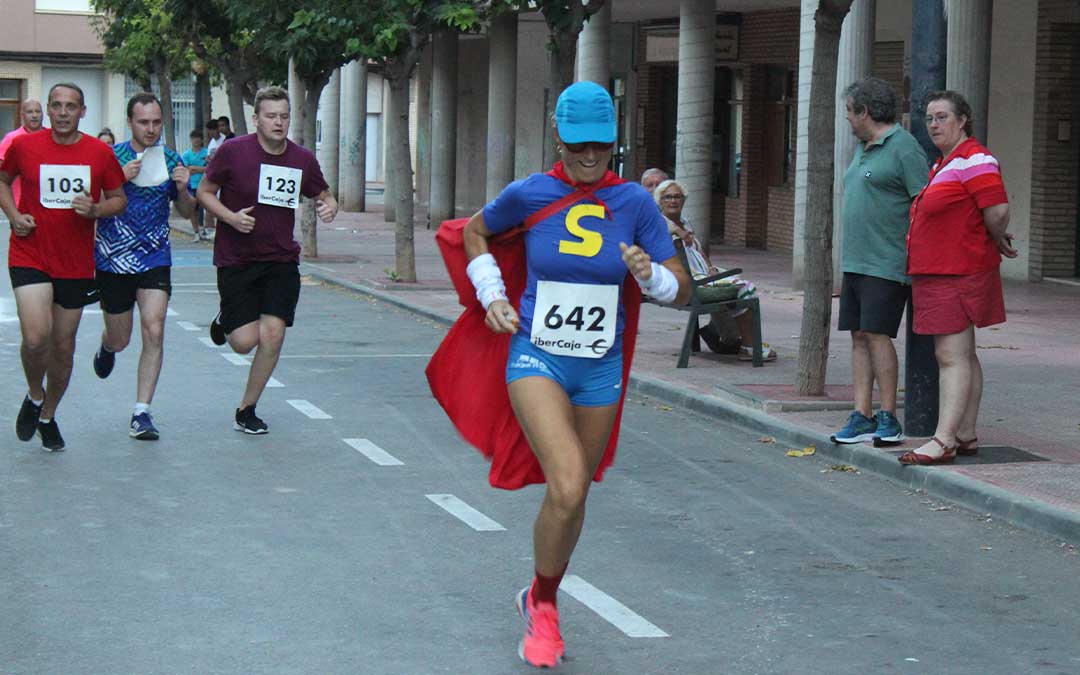 Disputa de las carreras de la milla solidaria de fiestas de Alcañiz organizada por 'Los Molondros'. / E.P.