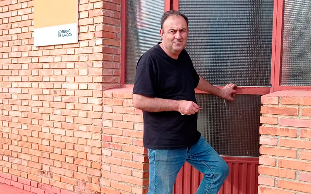 Ricardo Alquézar abre la puerta del colegio de Alacón, que ha permanecido cerrado un año./ R.A.