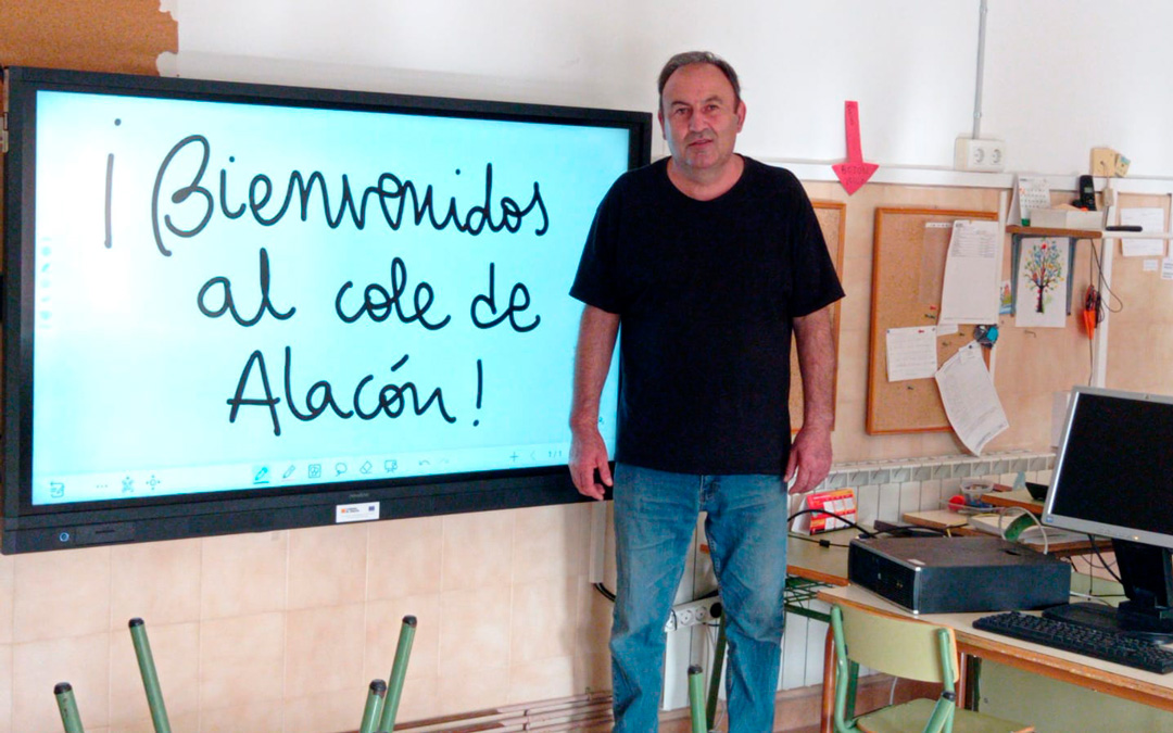 El alcalde de Alacón, Ricardo Alquézar, ha visitado el colegio en el día de su reapertura, tras un año cerrado./ R.A.