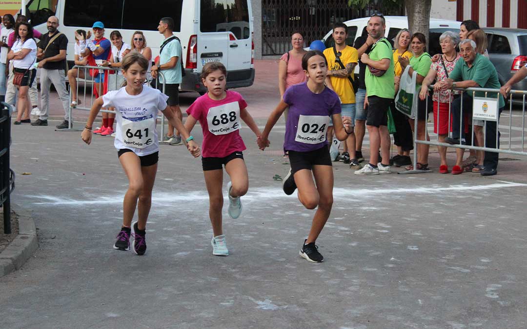 Disputa de las carreras de la milla solidaria de fiestas de Alcañiz organizada por 'Los Molondros'. / E.P.