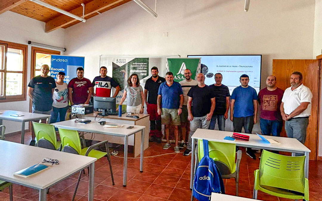 Foto de grupo del curso de truficultura impartido por Herminia de la Varga en Andorra/ ASAJA