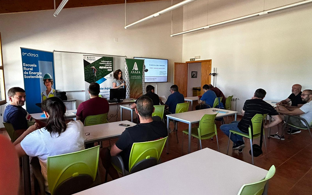 Formación práctica y teórica durante esta semana en Andorra sobre truficultura en la que asisten 12 alumnos./ ASAJA