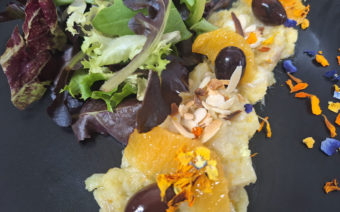 Ensalada de bacalao marinado a la naranja con olivas negras y almendras tostadas