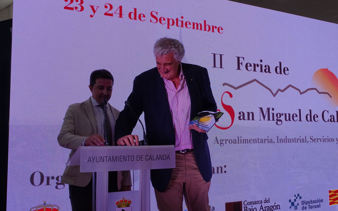Fernanod Romay ha valido el título de embajador de melocotón embolsado de oro. A.Z