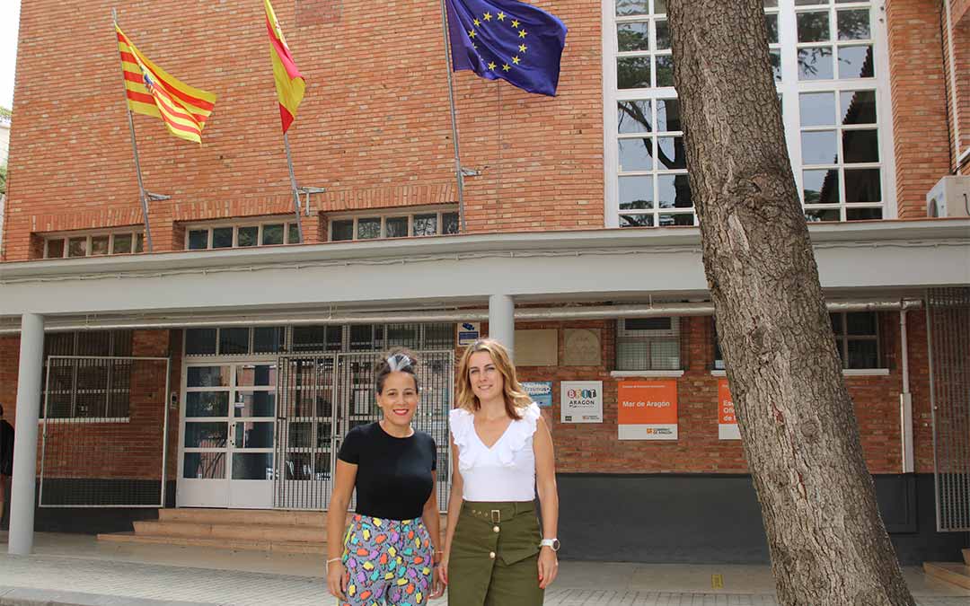 Cristina Sebastián es la jefa de estudios de FP y Liliana Benito es la directora del IES Mar de Aragón. / P.S.