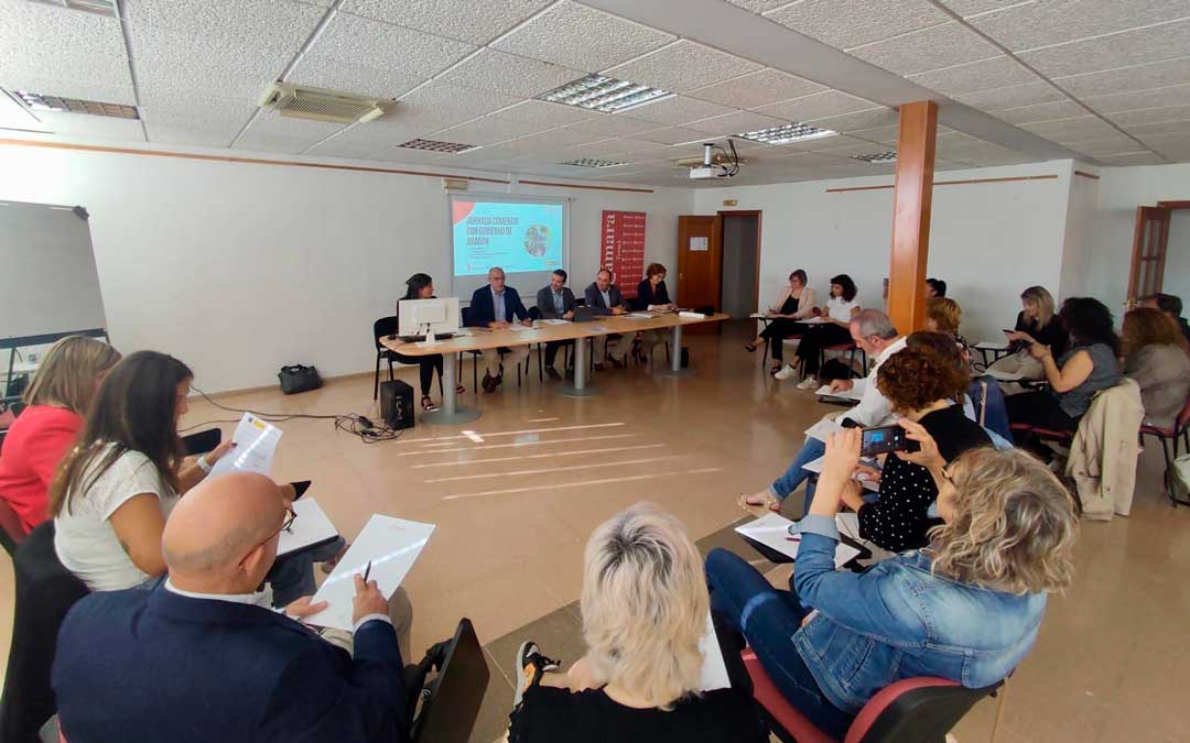 Imagen del encuentro entre las asociaciones territoriales, DGA y la Cámara de Teruel en Montalbán./ Cámara de Teruel