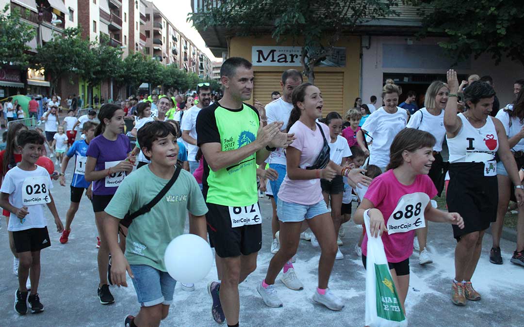 Disputa de las carreras de la milla solidaria de fiestas de Alcañiz organizada por 'Los Molondros'. / E.P.