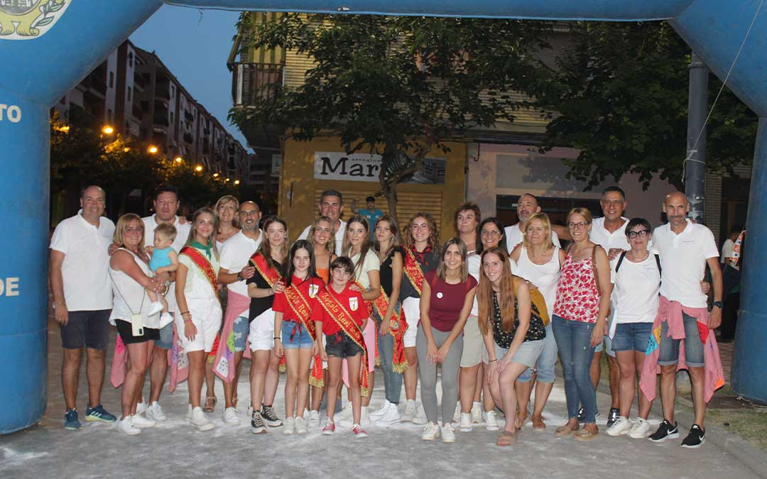 Miembros de la organización junto a las Reinas de Fiestas tras la disputa de la milla solidaria junto a la fuente de colores. / E.P.