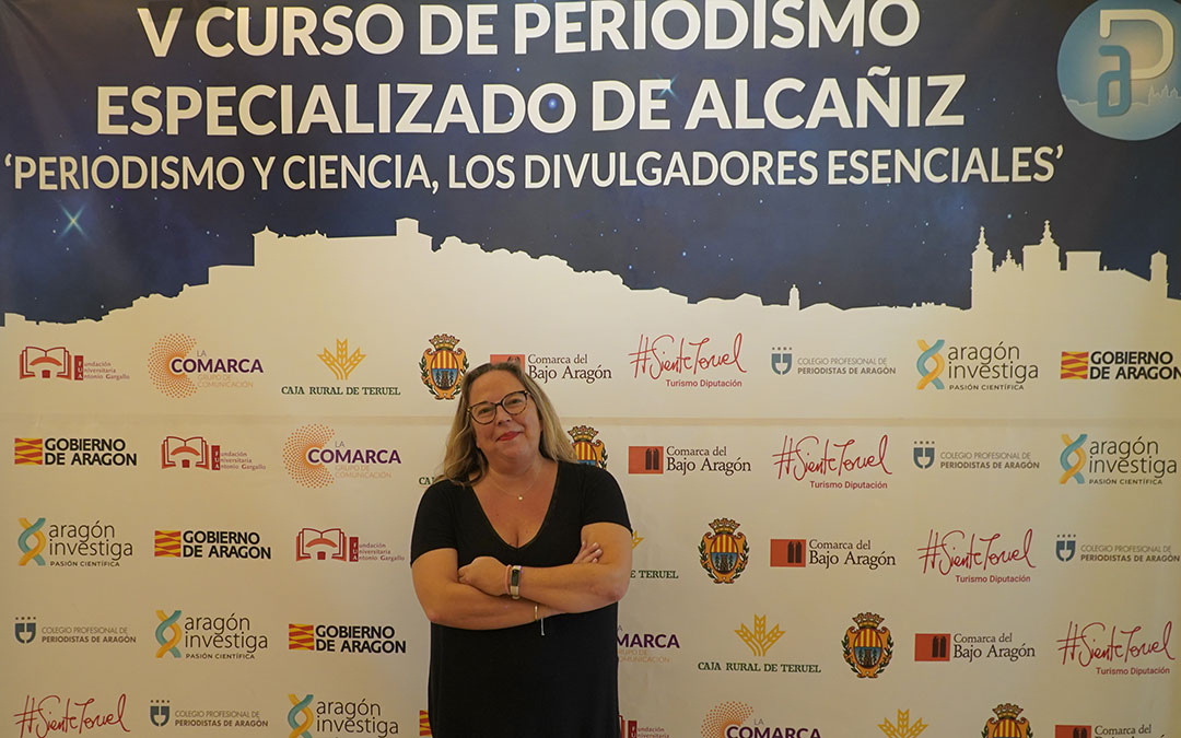 Patricia Fernández de Lis en el V Curso de Periodismo de Alcañiz, una ciudad a la que aseguró volver para fijarse bien en sus cielos. / La Comarca